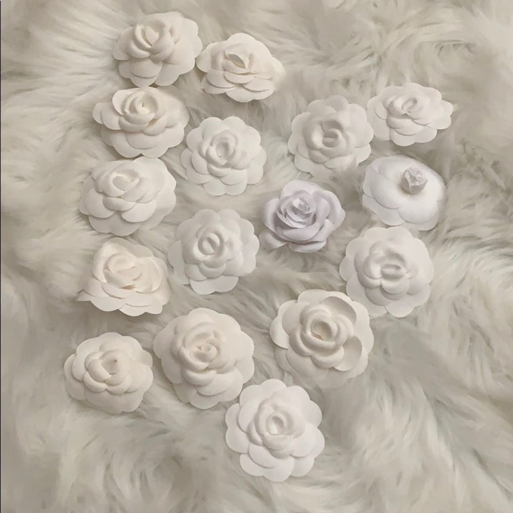 1 Chanel camellia authentic.